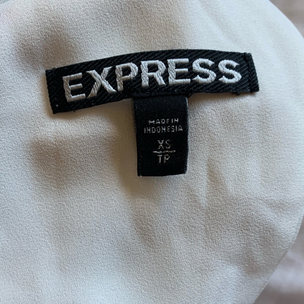 Express Ruffle Blouse - Picture 4 of 5